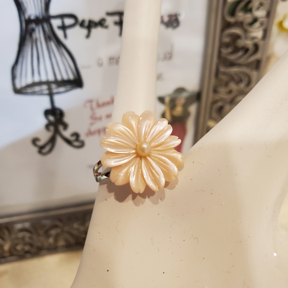 Sale VINTAGE GENUINE MOP MOTHER OF PEARL FLOWER 🌼RING Daisy